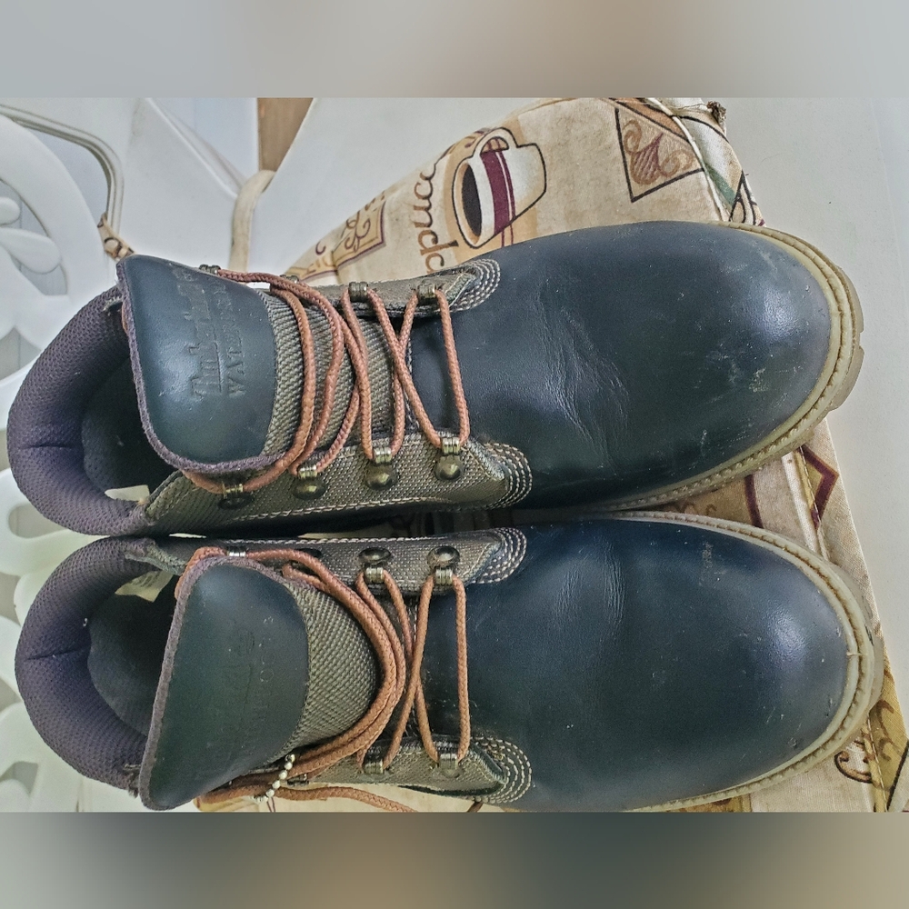 Timberland Black And grey Ankle-Height Boots with Sturdy Soles - Picture 2 of 4